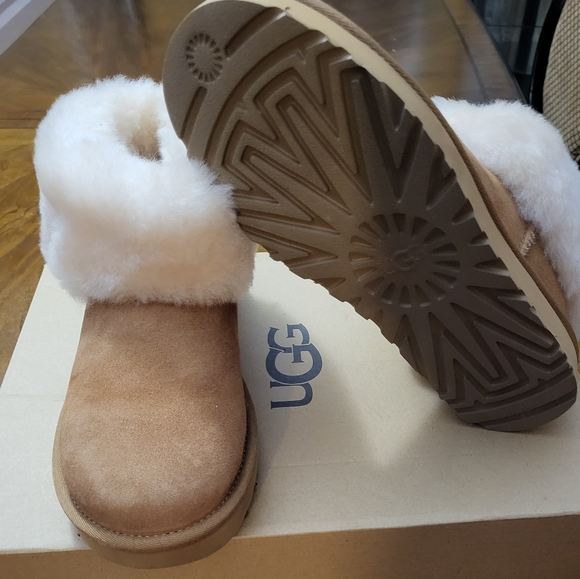UGGs - Picture 4 of 4